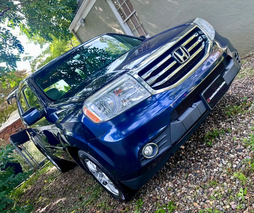 Detailed blue Honda SUV